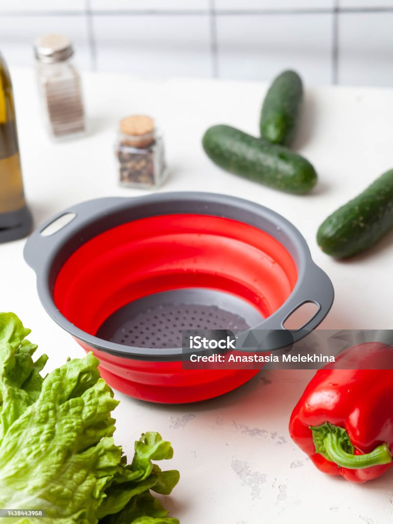 Zusammenklappbares Abtropfsieb für kleine Küchen